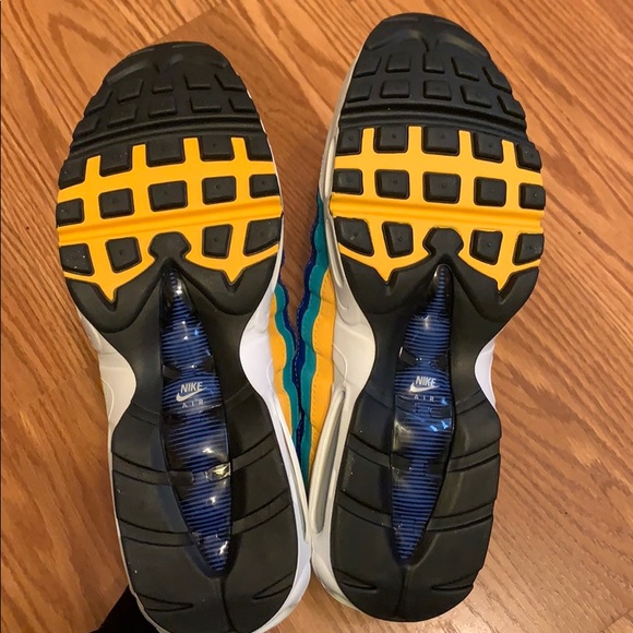 Nike AirMax 95 SE Windbreaker Sneaker - Picture 8 of 8